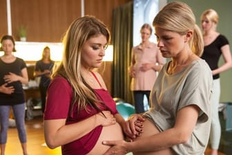 Bauchvergleich: Die Friseurin Jessi (Lara Mandoki, l) und die Bildungsbürgerin Julia (Mira Bartuschek) sind schwanger.