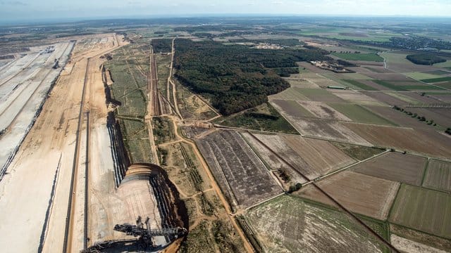 Der Tagebau Hambach schiebt sich an den Hambacher Forst, wo die Polizei zurzeit die Baumhäuser von Umweltaktivisten räumt. Der Tagebau Hambach schiebt sich an den Hambacher Forst, wo die Polizei zurzeit die Baumhäuser von Umweltaktivisten räumt.