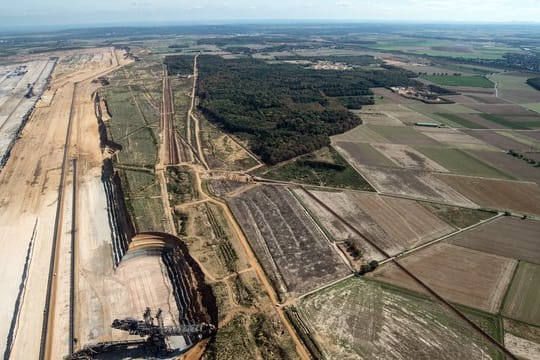 Der Tagebau Hambach schiebt sich an den Hambacher Forst, wo die Polizei zurzeit die Baumhäuser von Umweltaktivisten räumt.