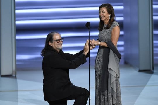 Emmy-Preisträger Glenn Weiss hält um die Hand seiner Freundin Jan Svendsen an.