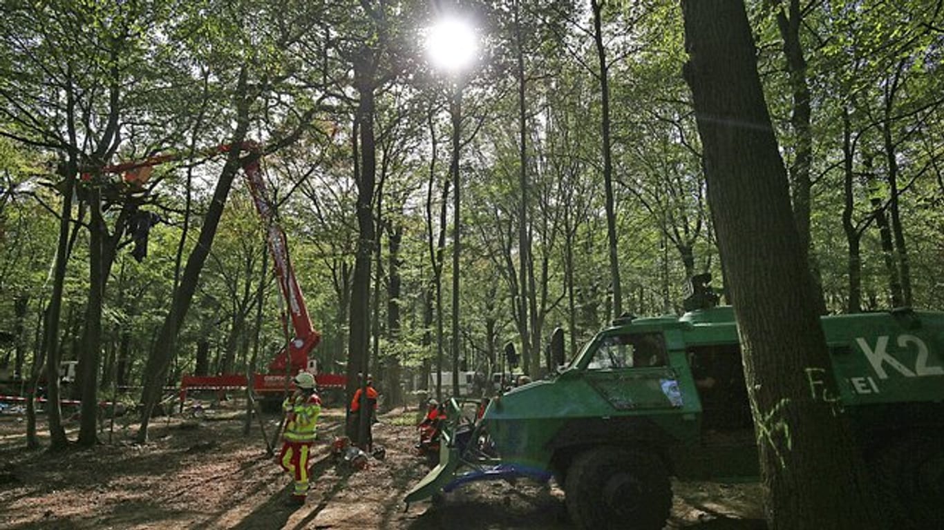 Die Räumung der Baumhäuser von Umweltaktivisten im Hambacher Forst geht weiter.