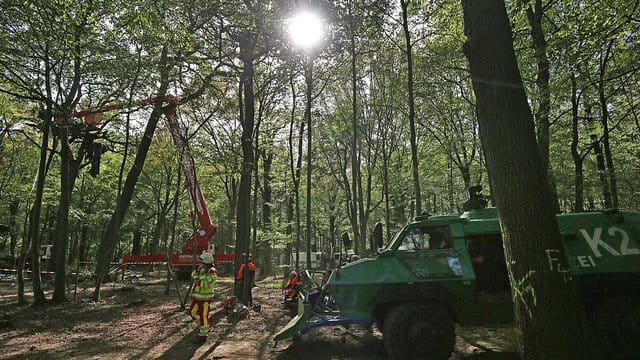 Die Räumung der Baumhäuser von Umweltaktivisten im Hambacher Forst geht weiter. Die Räumung der Baumhäuser von Umweltaktivisten im Hambacher Forst geht weiter.