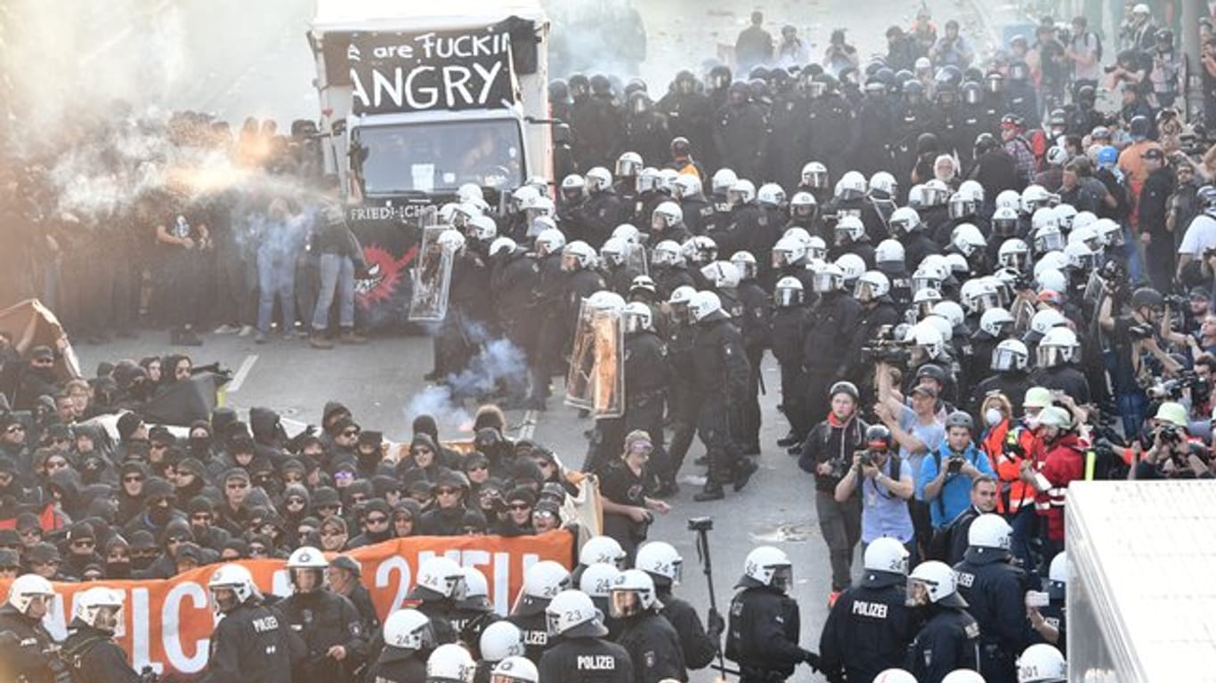 Im Fokus des Einsatzes stehen Personen, die bei der "Welcome to Hell"-Demonstration in Hamburg Straftaten begangen haben sollen.