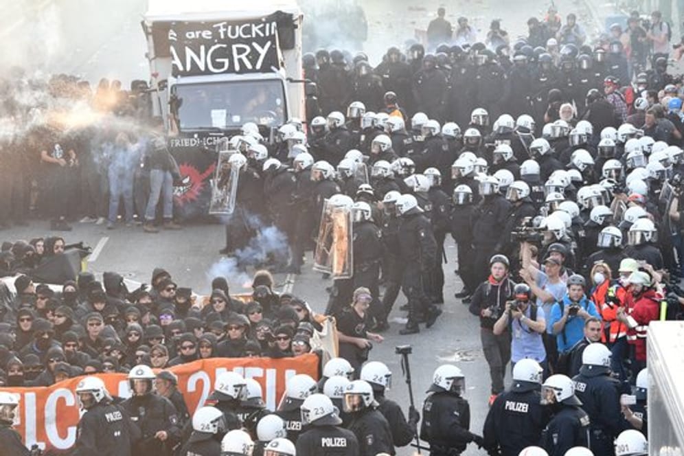 Im Fokus des Einsatzes stehen Personen, die bei der "Welcome to Hell"-Demonstration in Hamburg Straftaten begangen haben sollen.