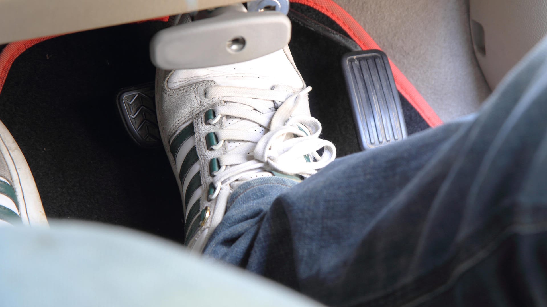 Schuh auf Bremspedal im Auto