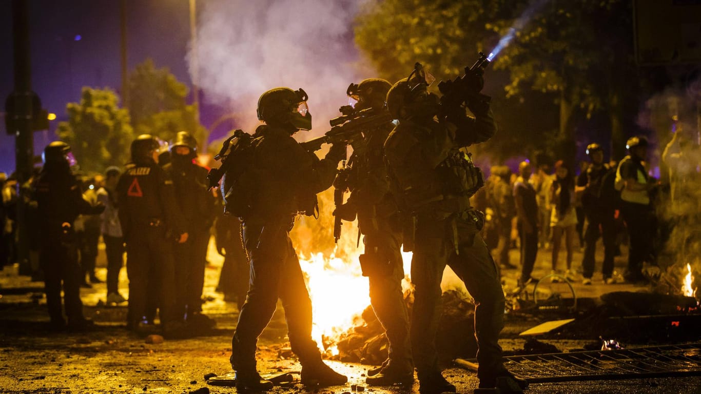 Spezialeinsatzkommandos der Polizei ( SEK ) mit Maschinenpistolen durchsuchen Häuser am Eingang zum Hamburger Schanzenviertel: Beim G20-Gipfel in Hamburg kam es 2017 zu gewaltsamen Auseinandersetzungen.