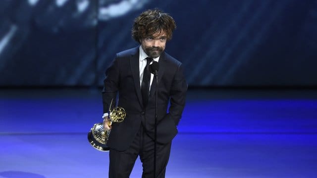 Peter Dinklage gewinnt den Preis als bester Nebendarsteller in einer Dramaserie.