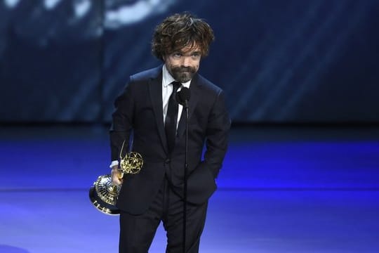 Peter Dinklage gewinnt den Preis als bester Nebendarsteller in einer Dramaserie.