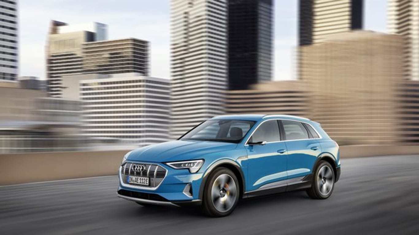 Schwimmt mit dem Strom: Auch Audis erstes rein elektrisches Auto für die Serie kommt wie einige Konkurrenten im SUV-Format.