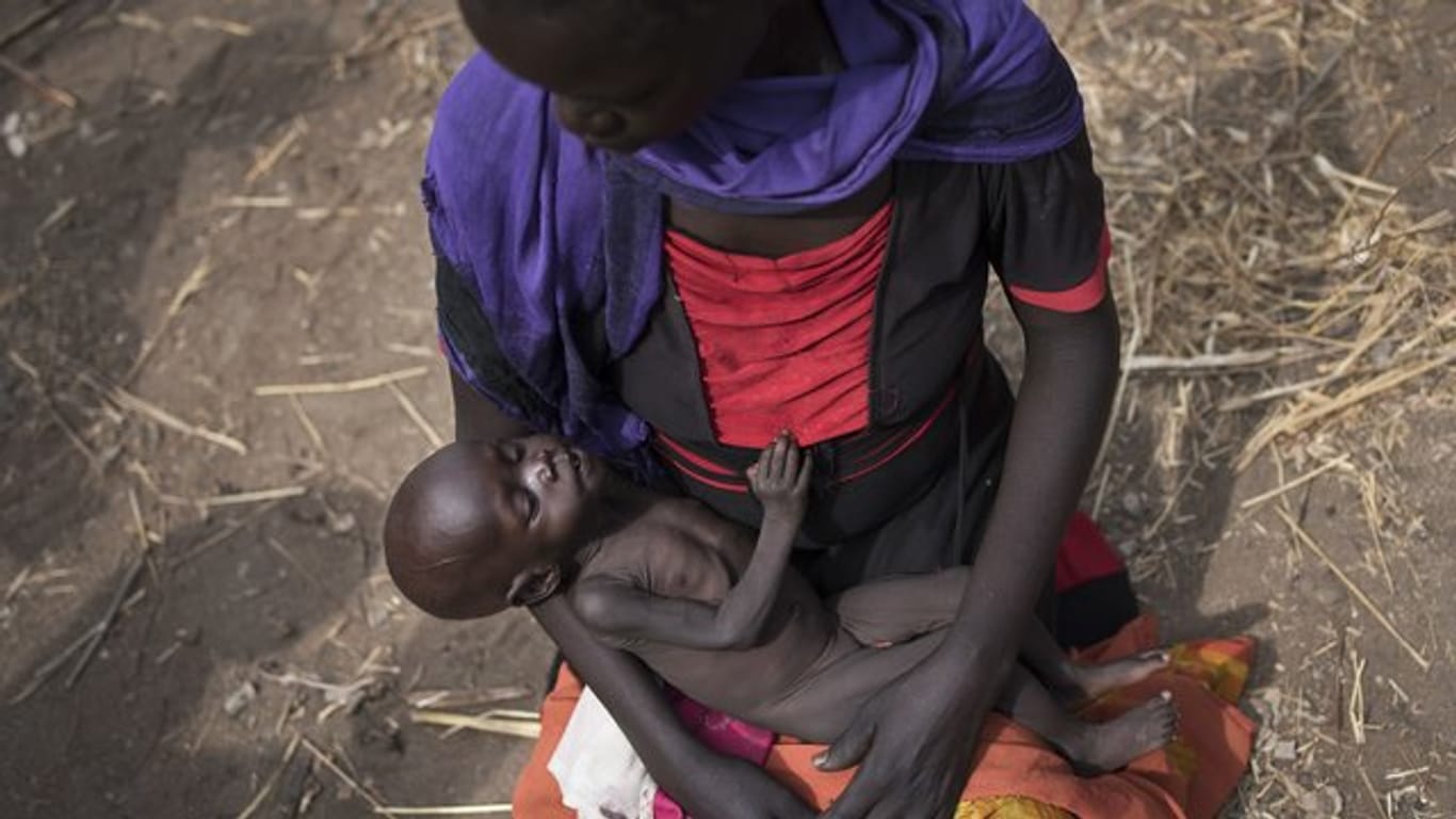 Eine Frau hält im Südsudan ihre Tochter im Arm.