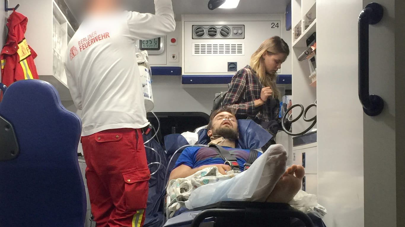 Berlin: Der erkrankte Pjotr Wersilow, ein Mitglied der russischen Polit-Punk-Band Pussy Riot, kommt mit einem Ambulanzflug auf dem Flughafen Schönefeld an.
