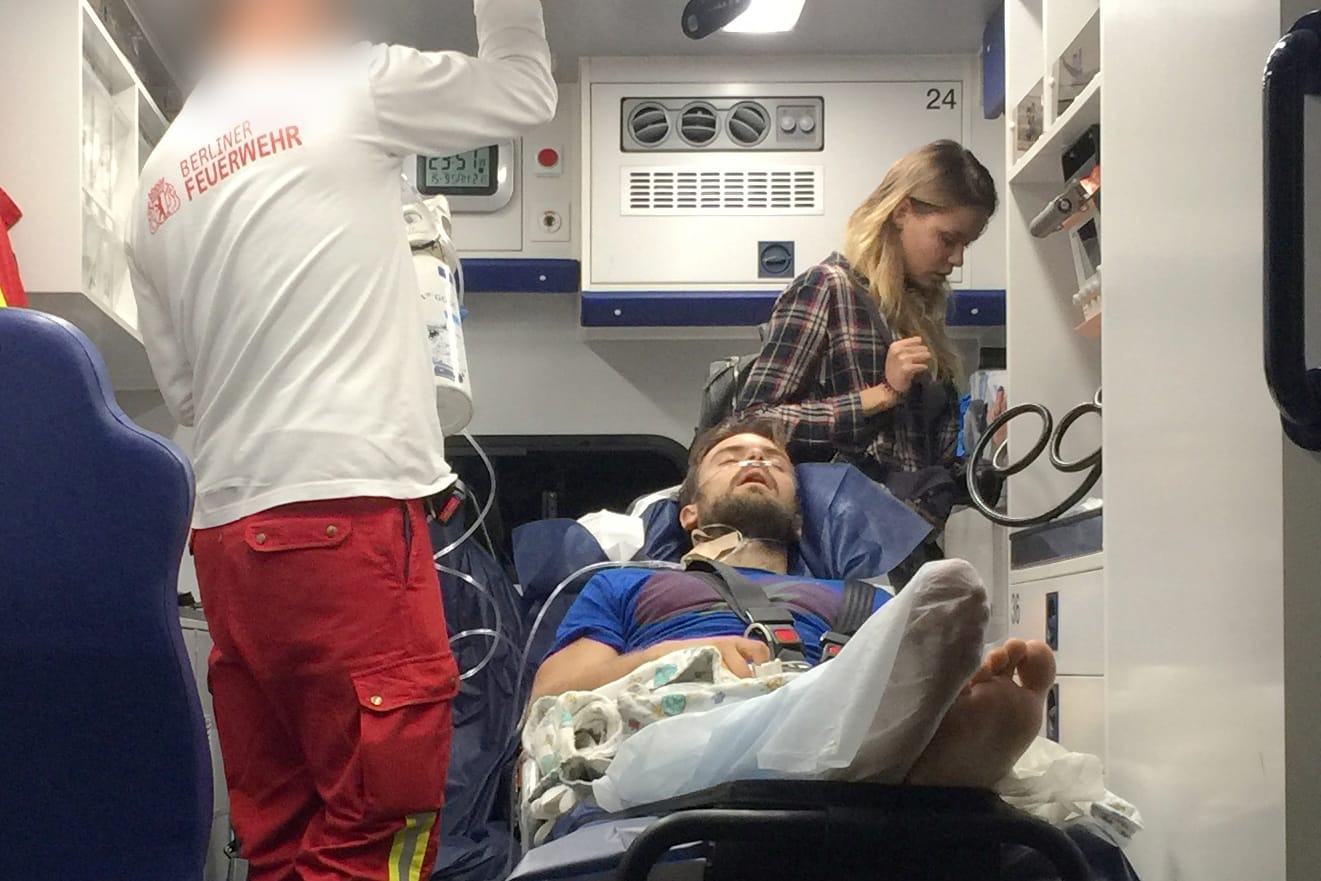 Berlin: Der erkrankte Pjotr Wersilow, ein Mitglied der russischen Polit-Punk-Band Pussy Riot, kommt mit einem Ambulanzflug auf dem Flughafen Schönefeld an.