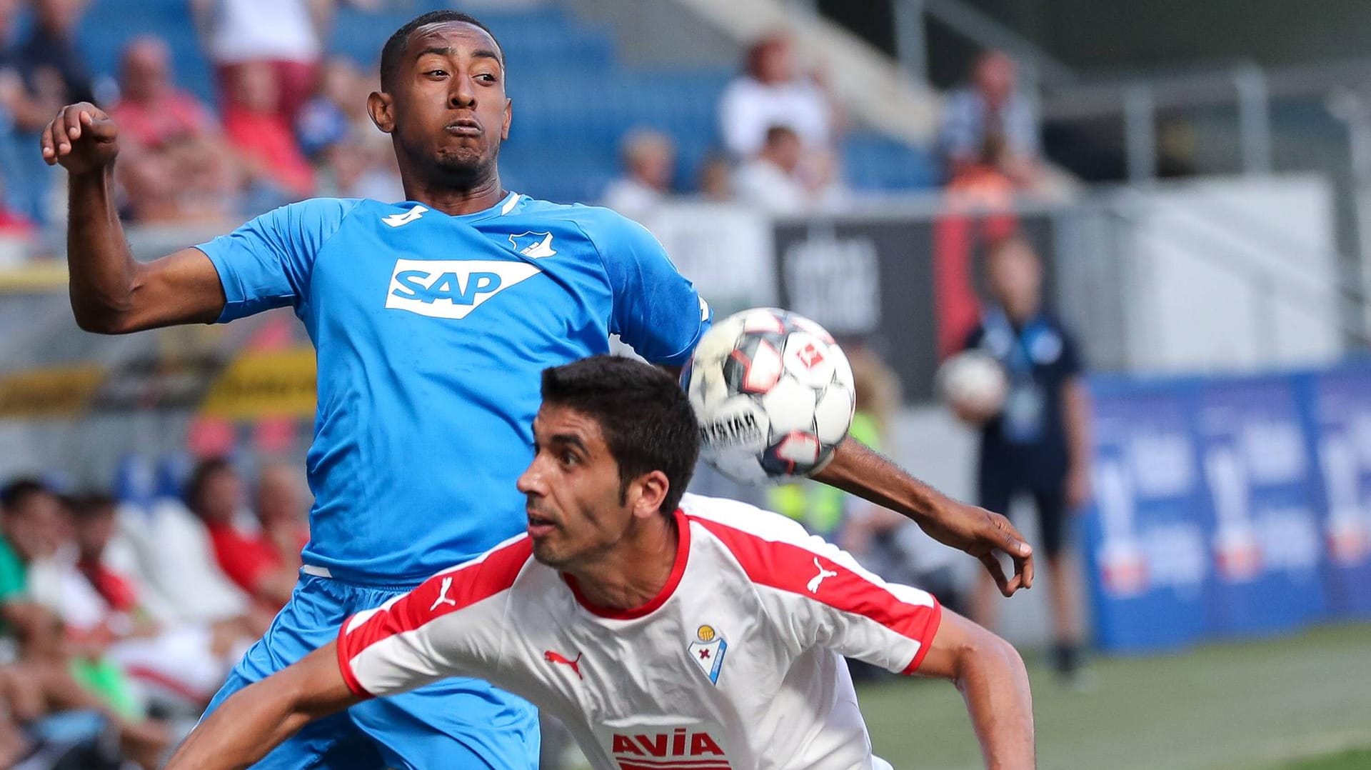 Joshua Brenet (l.) in einem Testspiel gegen Eibars Jose Angel Valdez Diaz: Der Hoffenheimer Linksverteidiger darf aus disziplinarischen Gründen nicht mit zum Europapokal-Spiel.