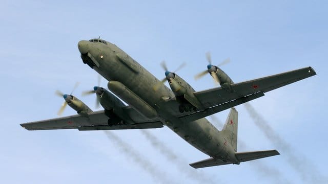 Ein russisches Aufklärungsflugzeug vom Typ Il-20: Ein Militärflugzeug vom gleichen Typ mit Angehörigen der Streitkräfte an Bord ist über dem Mittelmeer vom Radar verschwunden. Ein russisches Aufklärungsflugzeug vom Typ Il-20: Ein Militärflugzeug vom gleichen Typ mit Angehörigen der Streitkräfte an Bord ist über dem Mittelmeer vom Radar verschwunden.