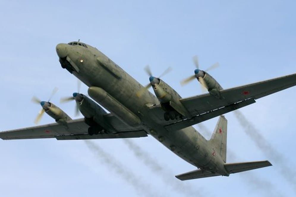 Ein russisches Aufklärungsflugzeug vom Typ Il-20: Ein Militärflugzeug vom gleichen Typ mit Angehörigen der Streitkräfte an Bord ist über dem Mittelmeer vom Radar verschwunden.