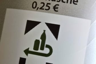 Einweg-Pfandflasche: Für eine Flasche mit dem Logo der Deutschen Pfandsystem GmbH gibt es 25 Cent Pfand.