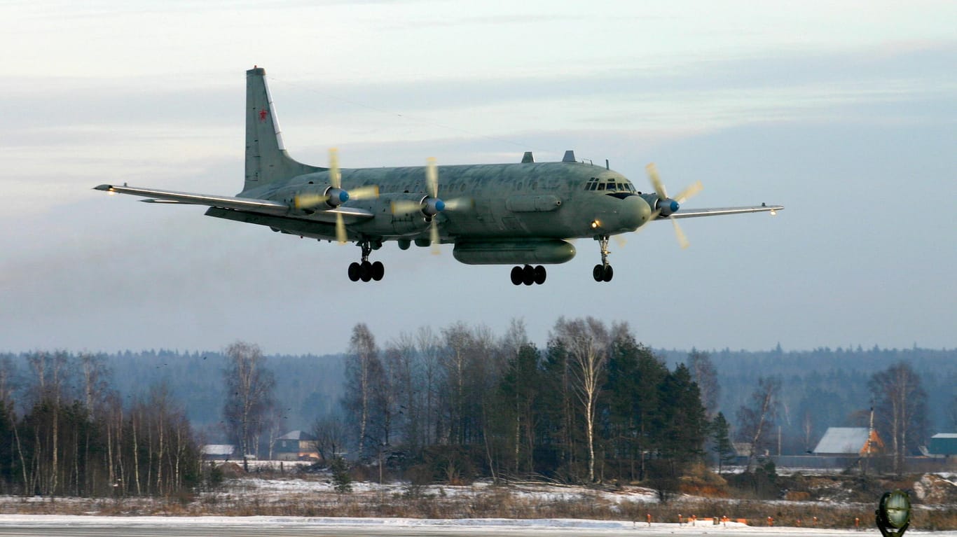 Ein russisches Aufklärungsflugzeug vom Typ Il-20. Ein russisches Militärflugzeug vom gleichen Typ mit Angehörigen der russischen Streitkräfte an Bord ist über dem Mittelmeer vom Radar verschwunden.