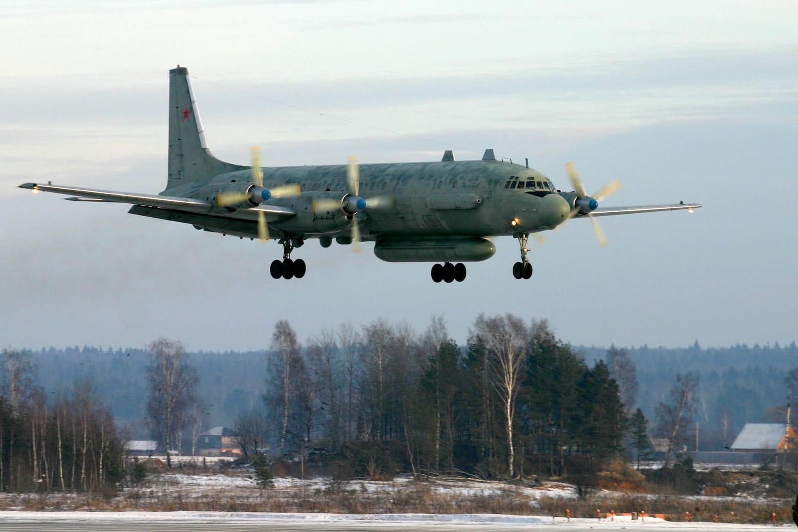 Ein russisches Aufklärungsflugzeug vom Typ Il-20. Ein russisches Militärflugzeug vom gleichen Typ mit Angehörigen der russischen Streitkräfte an Bord ist über dem Mittelmeer vom Radar verschwunden.