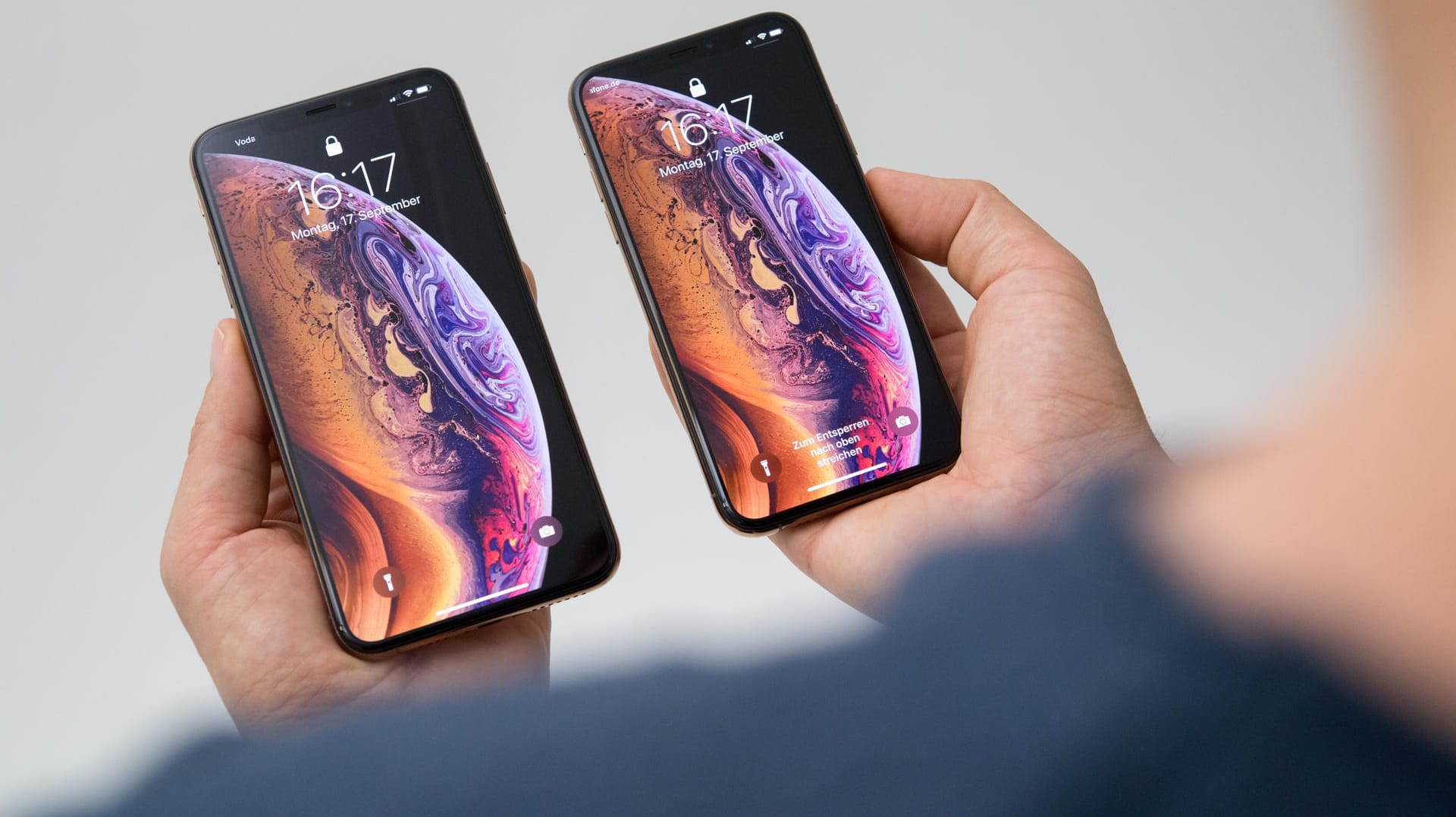 Das neue iPhone XS in den zwei verfügbaren Größen: Das iPhone XS (rechts) gibt es ab 1149 Euro, das größere XS Max ab 1249 Euro.