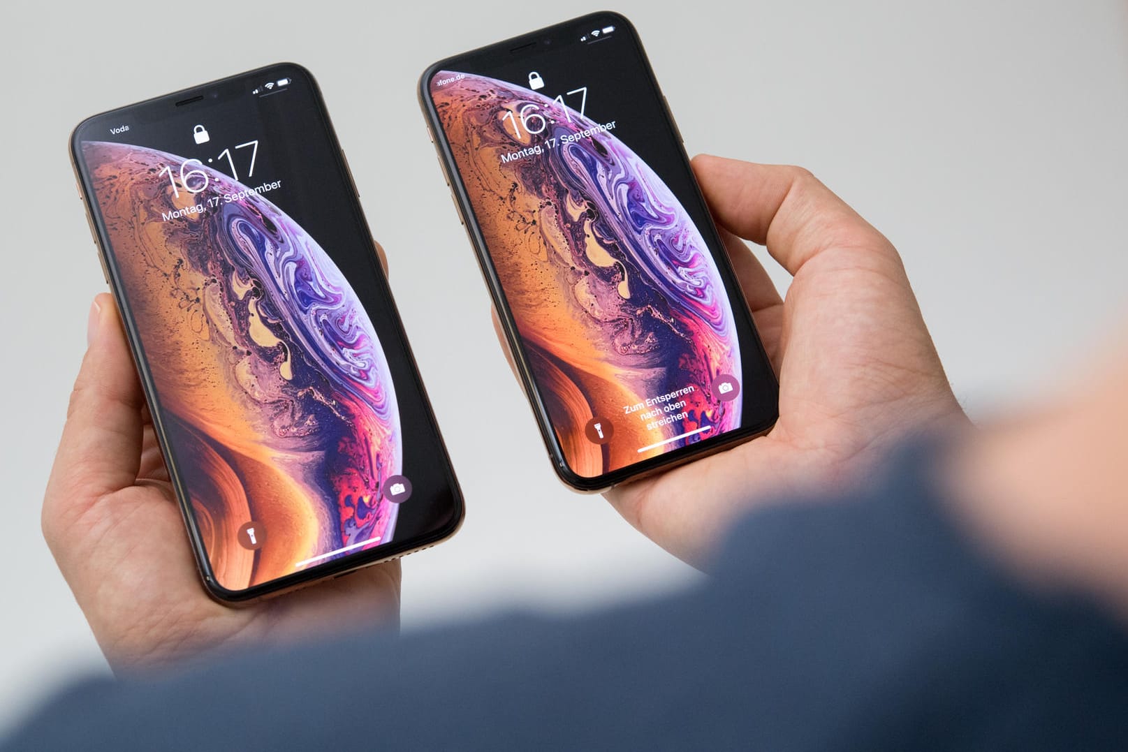 Das neue iPhone XS in den zwei verfügbaren Größen: Das iPhone XS (rechts) gibt es ab 1149 Euro, das größere XS Max ab 1249 Euro.