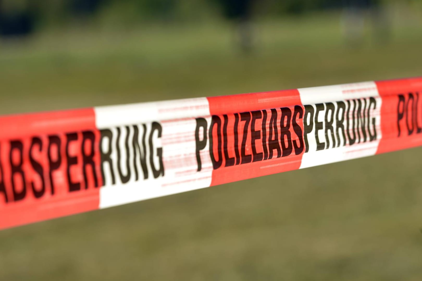 Polizeiabsperrung: Die Polizei ermittelt derzeit auf Hochtouren nach der Identität der gefundenen Leiche.
