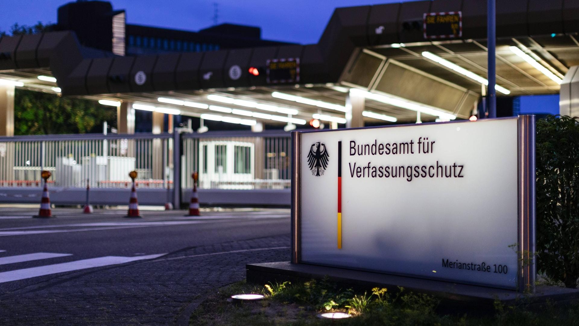 Das Bundesamt für Verfassungsschutz in Chorweiler: Die meisten Mitarbeiter der Behörde arbeiten im Verborgenen und dürfen nicht einmal mit Bekannten und Familie über ihre Tätigkeit sprechen. Das Bundesamt für Verfassungsschutz in Chorweiler: Die meisten Mitarbeiter der Behörde arbeiten im Verborgenen und dürfen nicht einmal mit Bekannten und Familie über ihre Tätigkeit sprechen.