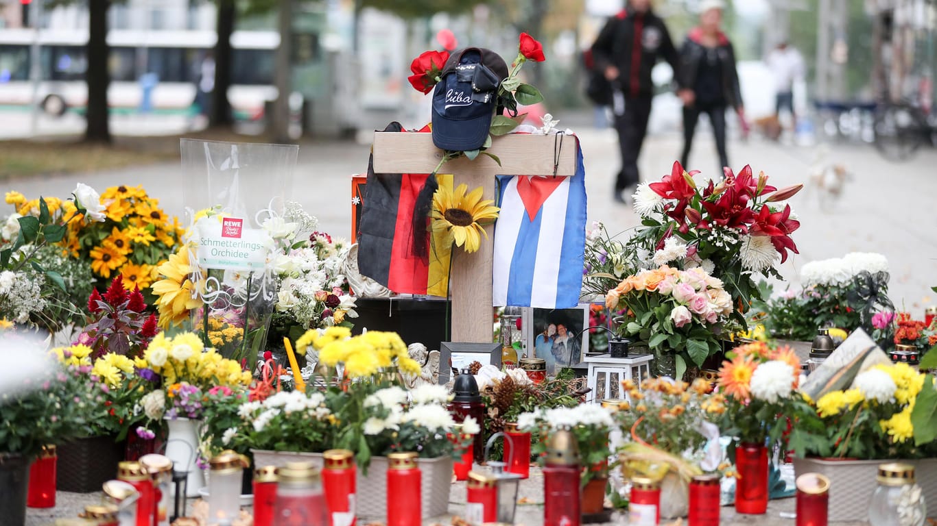 Chemnitz: Zahlreiche Blumen und Kerzen wurden am Tatort niedergelegt. Nach einem Streit war in der Nacht zum 26. August in der Innenstadt von Chemnitz ein 35-jähriger Mann erstochen worden. Der Tatverdächtige Yousif A. kommt nun frei.
