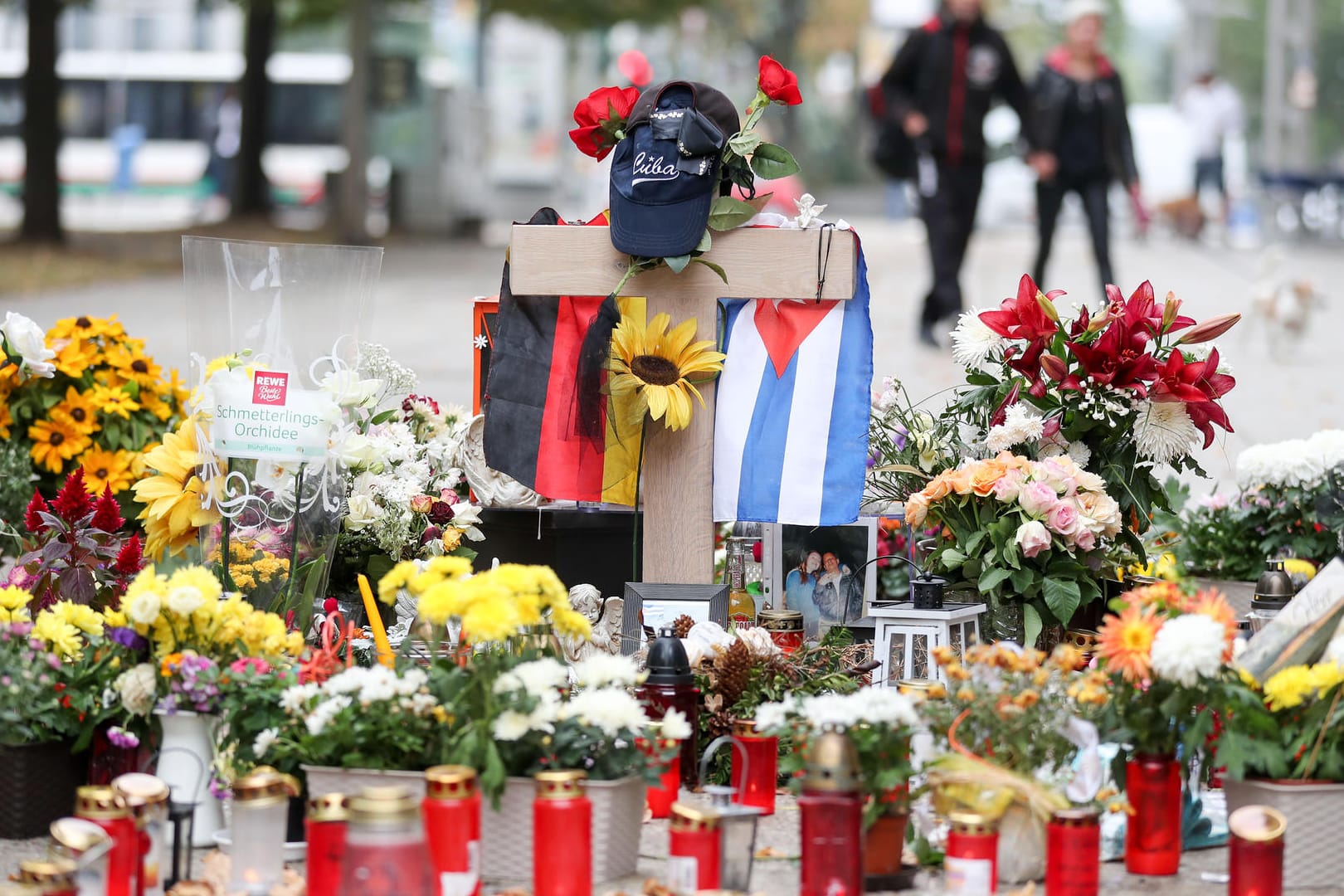 Chemnitz: Zahlreiche Blumen und Kerzen wurden am Tatort niedergelegt. Nach einem Streit war in der Nacht zum 26. August in der Innenstadt von Chemnitz ein 35-jähriger Mann erstochen worden. Der Tatverdächtige Yousif A. kommt nun frei.