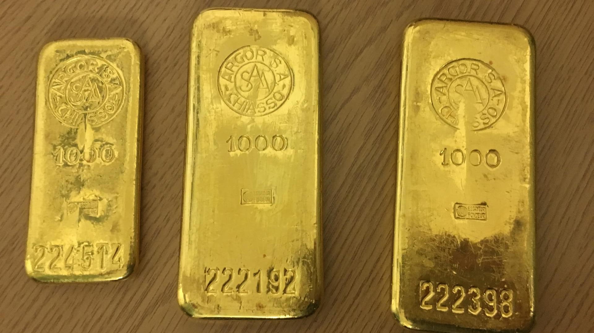Drei Goldbarren liegen auf einem Tisch: Ein Mann aus Bremen hat sie in einem alten Küchenschrank gefunden, den er zuvor bei einer Möbelbörse erstanden hat. Drei Goldbarren liegen auf einem Tisch: Ein Mann aus Bremen hat sie in einem alten Küchenschrank gefunden, den er zuvor bei einer Möbelbörse erstanden hat.