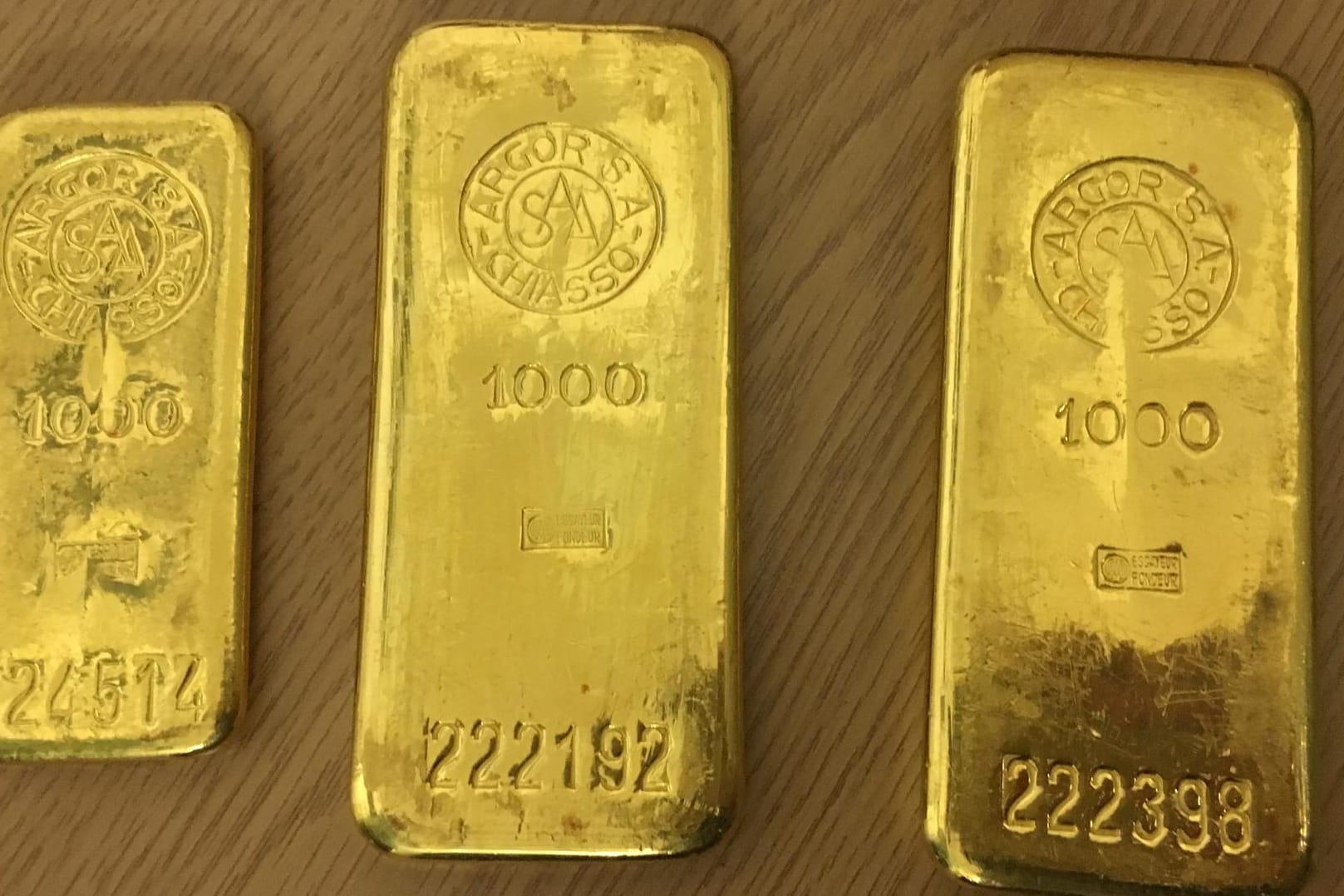 Drei Goldbarren liegen auf einem Tisch: Ein Mann aus Bremen hat sie in einem alten Küchenschrank gefunden, den er zuvor bei einer Möbelbörse erstanden hat.