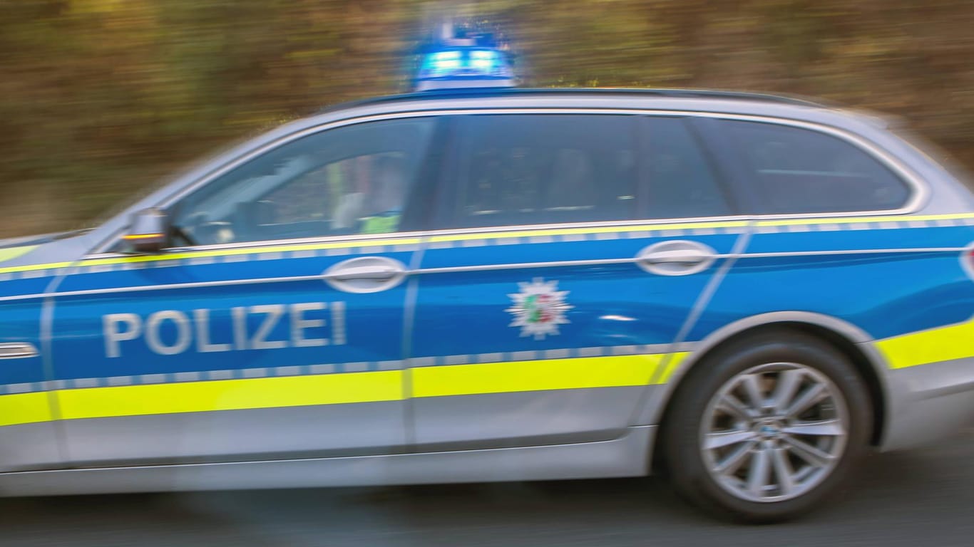 Ein Polizeiwagen im Einsatz: Die Hintergründe der Tat in Köln sind bislang unklar.