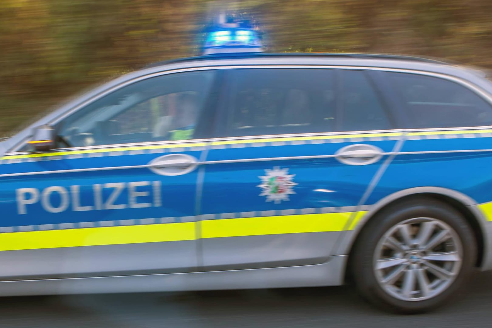Ein Polizeiwagen im Einsatz: Die Hintergründe der Tat in Köln sind bislang unklar.