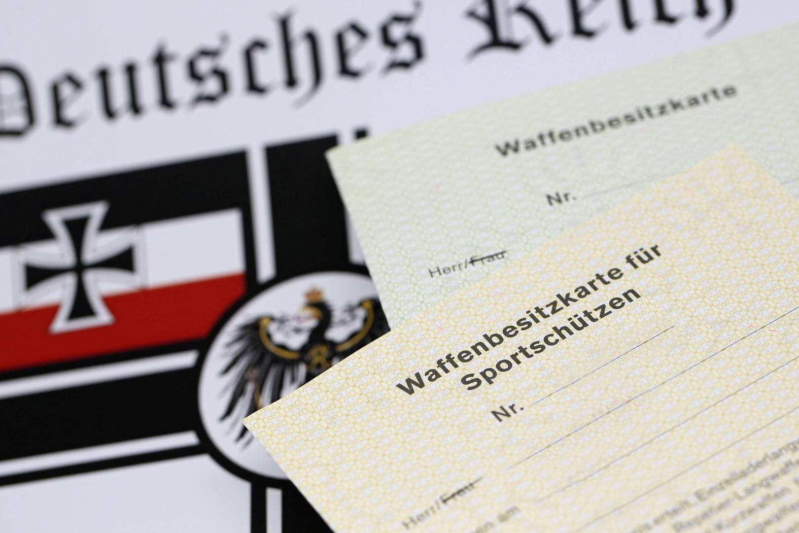 Die Behörden arbeiten seit Ende 2016 daran, Reichsbürgern die Waffenbesitzkarten zu entziehen.