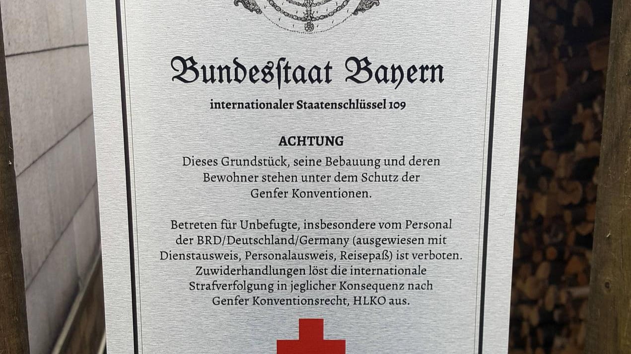 Zutritt für Personal der BRD verboten: Polizisten ließen sich im Februar 2017 durch das Schild des "Bundesstaats Bayern" nicht von einer Razzia in der Reichsbürgerszene abbringen. Die als Konsequenz angekündigte "internationale Strafverfolgung nach Genfer Konventionsrecht" blieb erwartungsgemäß aus.