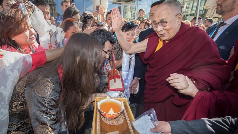 Spiritueller Superstar ganz nah: Der Dalai Lama in der Darmstädter Innenstadt