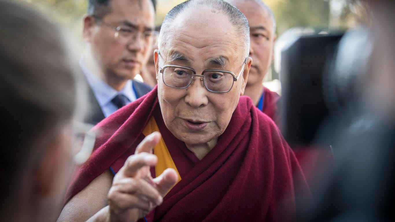 Darmstadt: Der Dalai Lama gibt bei seiner Ankunft an seinem Hotel Interviews. Das geistliche Oberhaupt der Tibeter hält sich aktuell zu einem zweitägigen Besuch in Hessen auf.