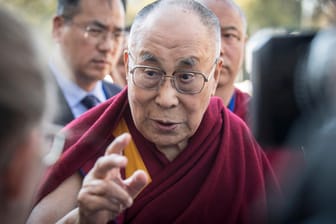 Darmstadt: Der Dalai Lama gibt bei seiner Ankunft an seinem Hotel Interviews. Das geistliche Oberhaupt der Tibeter hält sich aktuell zu einem zweitägigen Besuch in Hessen auf.