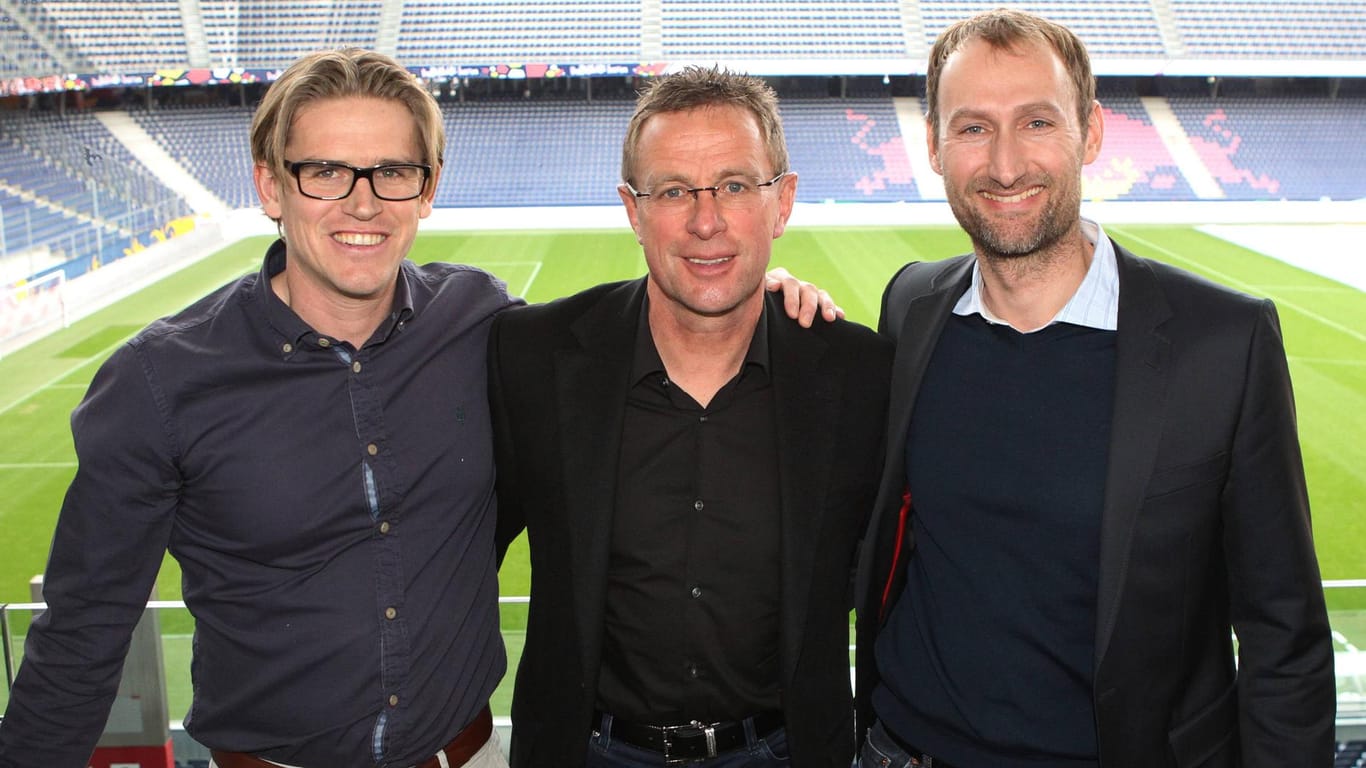 Fröhlich vereint: Salzburgs Sportdirektor Christopf Freund (l.), Leipzigs Sportdirektor Ralf Rangnick und Salzburgs Nachwuchsabteilungsleiter Jochen Sauer im Frühjahr 2015.