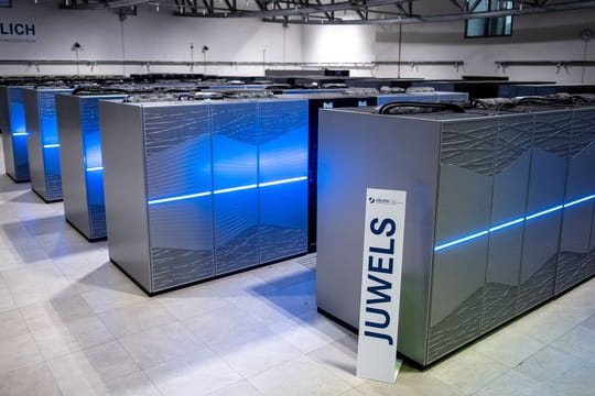 "Juwels" wurde im Forschungszentrum Jülich eingeweiht: Er ist der schnellste Superrechner in Deutschland.