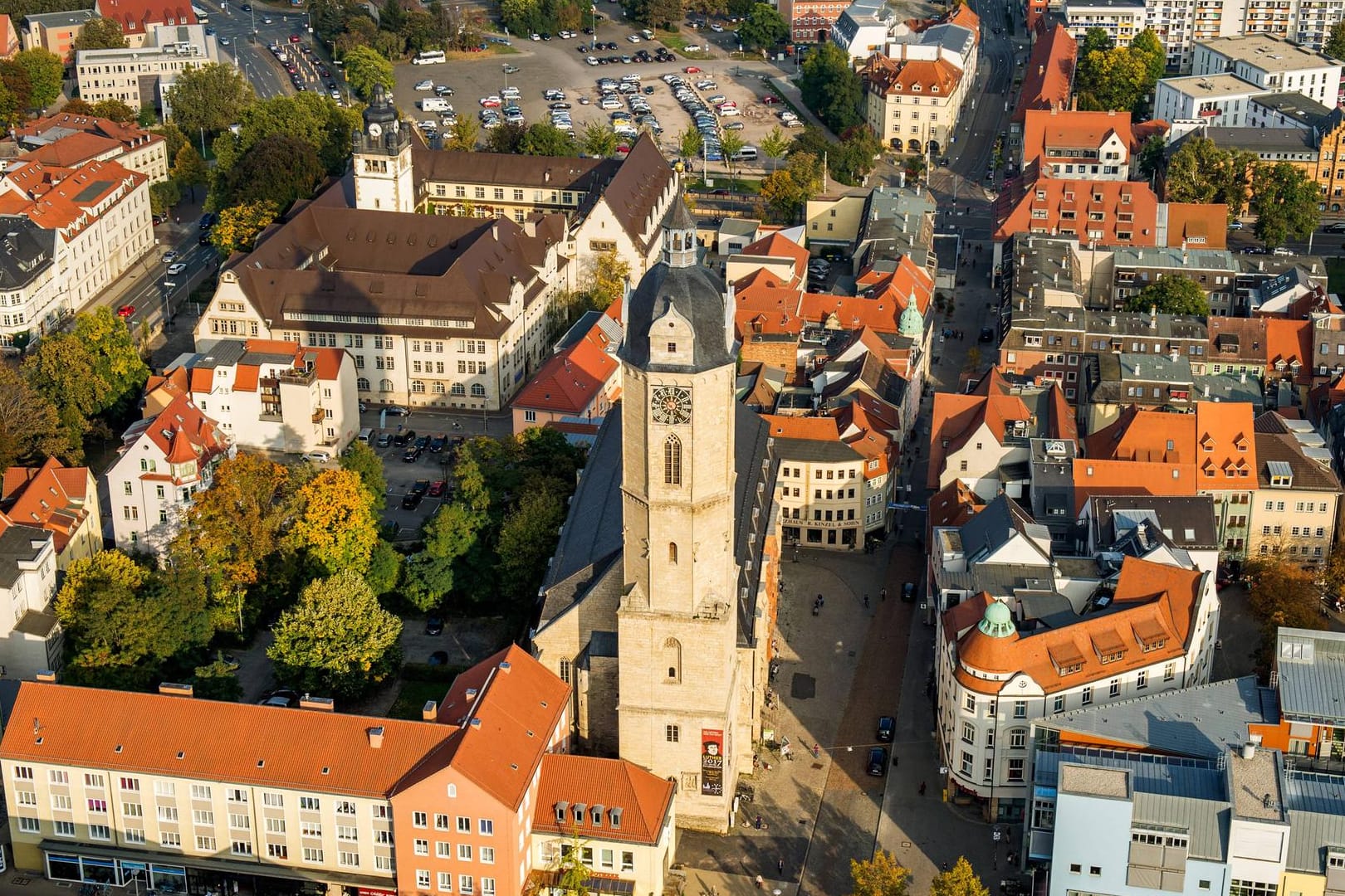Blick auf Jena: Eine Straßenmusikerin konnte mit ihrem Gesang offenbar nicht überzeugen.