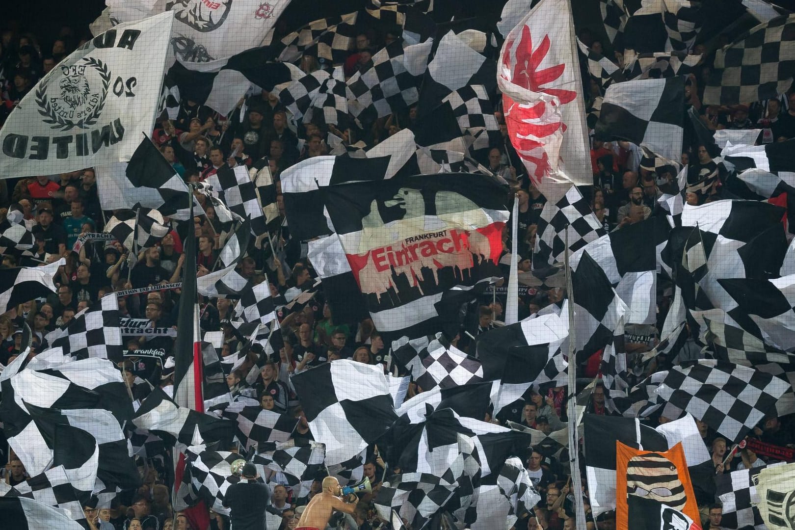 Bilder wie dieses wird es in Marseille nicht geben: Eintracht-Fans beim Spiel in Dortmund am vergangenen Freitag.