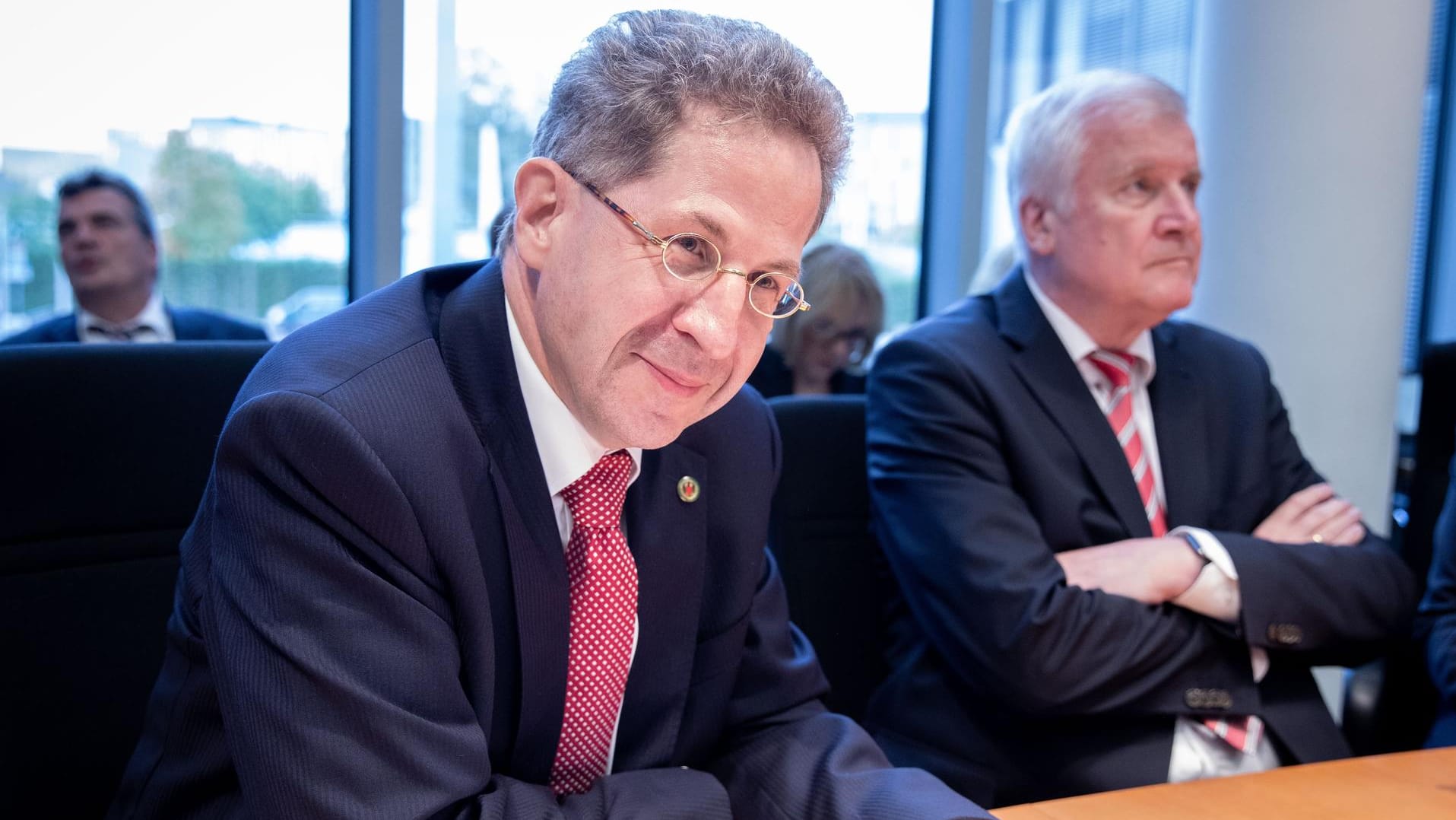 Hans-Georg Maaßen neben Horst Seehofer: Belohnt für schlechte Arbeit.