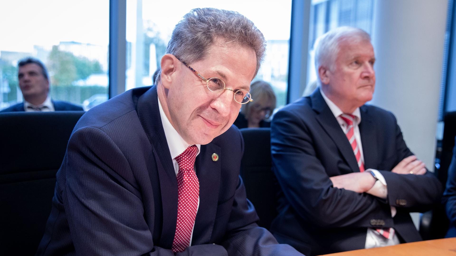 Hans-Georg Maaßen, damals Präsident des Bundesamts für Verfassungsschutz (BfV), nimmt an der Sondersitzung des Innenausschusses teil: Maaßen muss nach seinen umstrittenen Äußerungen zu fremdenfeindlichen Ausschreitungen in Chemnitz seinen Posten räumen.