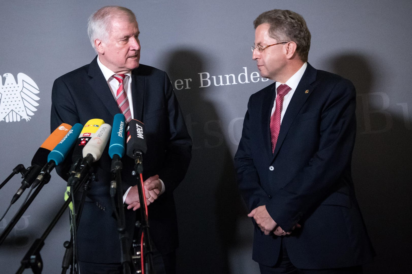 Horst Seehofer und Hans-Georg Maaßen: Der Ex-Verfassungsschutz-Chef erhält eine Stelle in Seehofers Innenministerium.