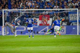 Schalkes Torwart Ralf Fährmann (r.) hält den Elfmeterschuss von Portos Alex Telles.