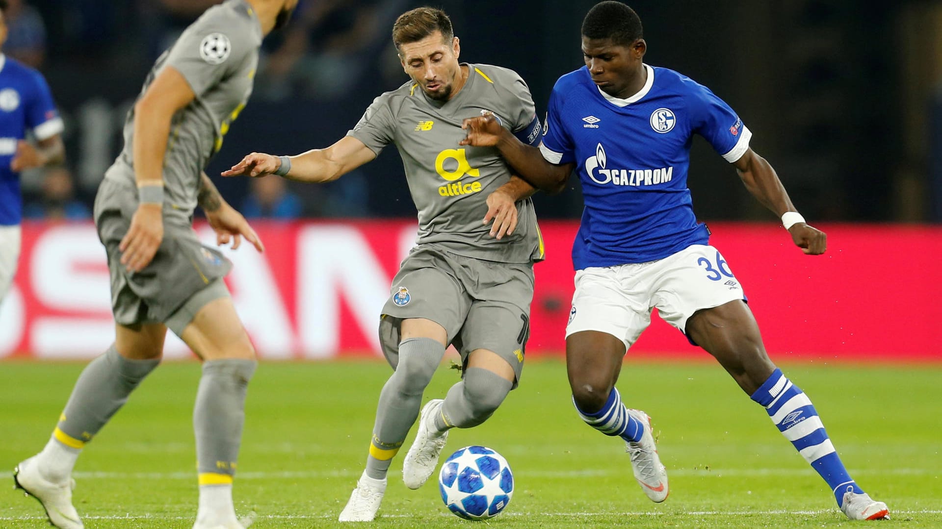 Stellvertretend für eine intensive Partie: Schalkes Breel Embolo (r.) im Zweikampf mit Porto-Kapitän Hector Herrera.