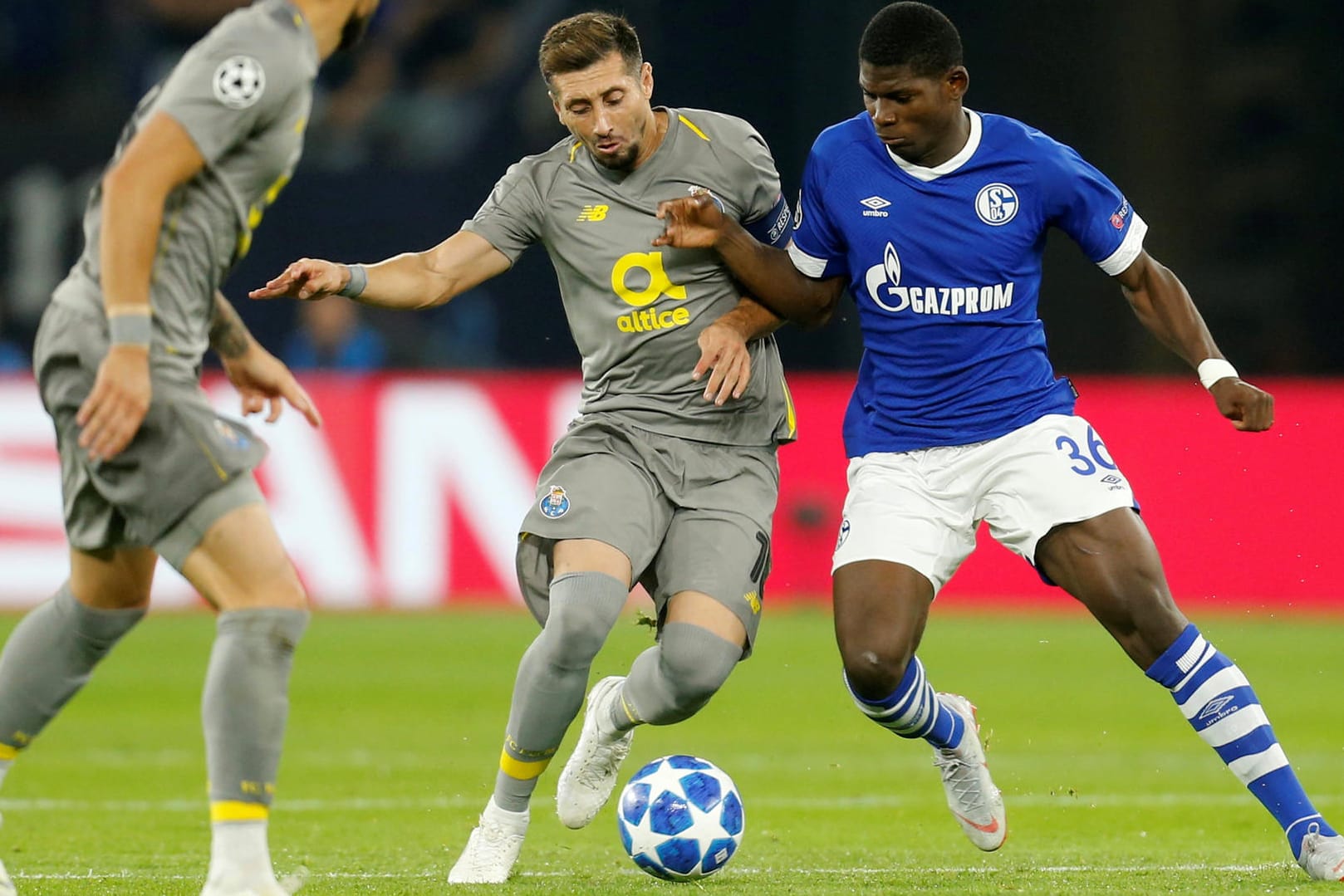 Stellvertretend für eine intensive Partie: Schalkes Breel Embolo (r.) im Zweikampf mit Porto-Kapitän Hector Herrera.
