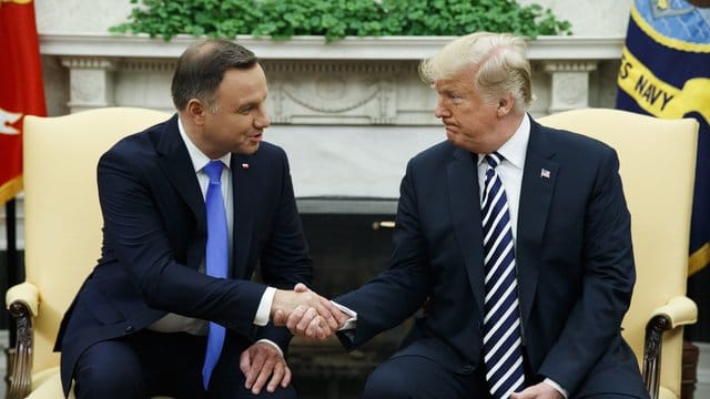 US-Präsident Donald Trump (r) und sein polnischer Amtskollege Andrzej Duda im Weißen Haus in Washington. US-Präsident Donald Trump (r) und sein polnischer Amtskollege Andrzej Duda im Weißen Haus in Washington.