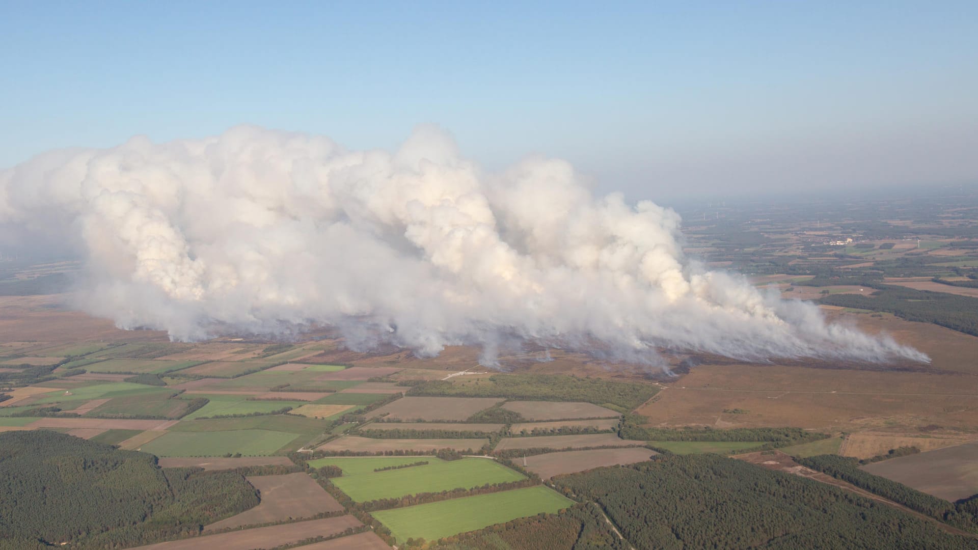 Rauchwolken steigen beim Moorbrand auf dem Gelände der Wehrtechnischen Dienststelle 91 (WTD 91) in Meppen auf: Auf einem Testgelände der Bundeswehr stehen fünf Hektar Moorland in Brand.