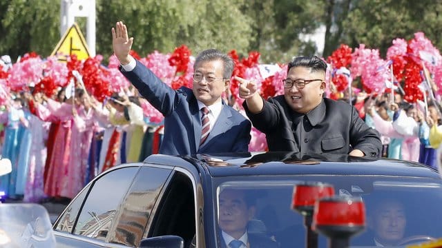 Südkoreas Präsident Moon Jae In (l) und Nordkoreas Machthaber Kim Jong Un fahren durch Pjöngjang. Südkoreas Präsident Moon Jae In (l) und Nordkoreas Machthaber Kim Jong Un fahren durch Pjöngjang.